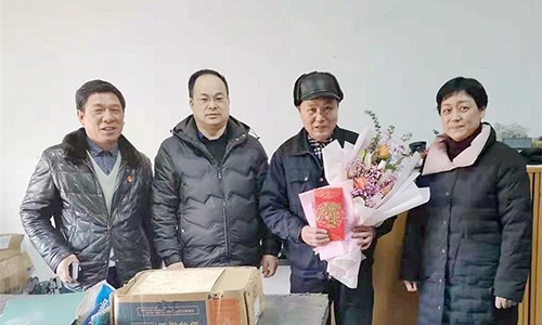 浙江省國防工業(yè)工會徐航主任、王哲（副處級調(diào)研員）代表省國防工業(yè)工會來公司慰問全國勞動模范余昌琴和困難職工。